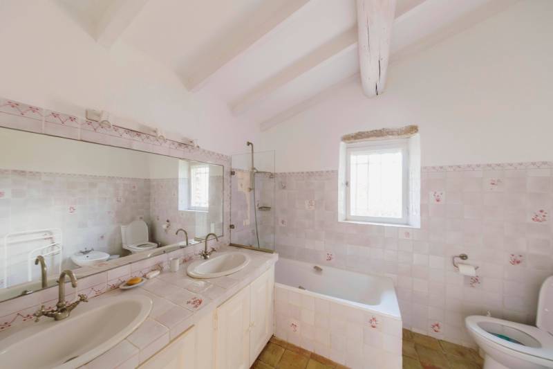 In Gordes, superb mas with swimming pool and janitor's cottage on over a hectare of land in the heart of Luberon.