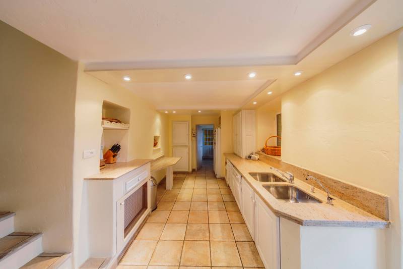 In Gordes, superb mas with swimming pool and janitor's cottage on over a hectare of land in the heart of Luberon.