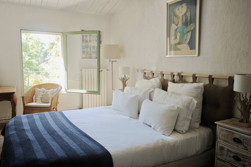 In La Bastide-des-Jourdans, an exceptional property for sale with a swimming pool on nearly 3.5 hectares, offering panoramic views, in the Luberon.