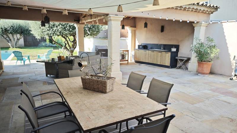 In the heart of the village of Maubec, a recent semi-detached house with no neighbors overlooking it, featuring a swimming pool at the foot of the Luberon.