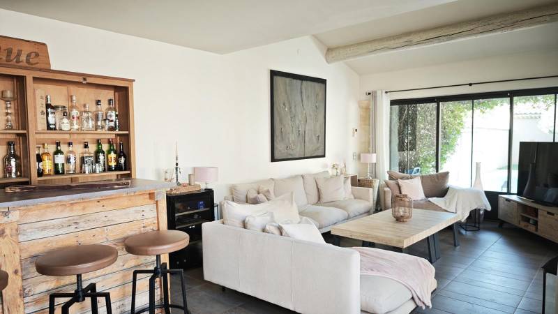 In the heart of the village of Maubec, a recent semi-detached house with no neighbors overlooking it, featuring a swimming pool at the foot of the Luberon.