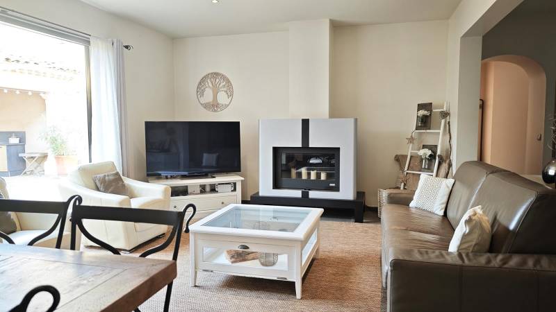 In the heart of the village of Maubec, a recent semi-detached house with no neighbors overlooking it, featuring a swimming pool at the foot of the Luberon.