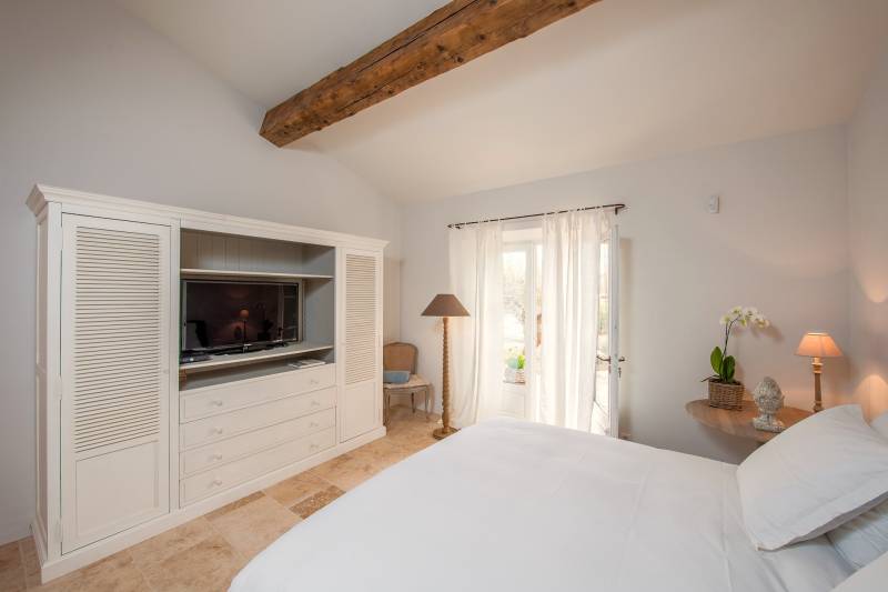 Holiday rental in Gordes, beautiful stone house with infinity pool and views over the Luberon valley and the mill.