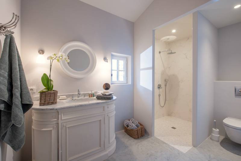 Holiday rental in Gordes, beautiful stone house with infinity pool and views over the Luberon valley and the mill.