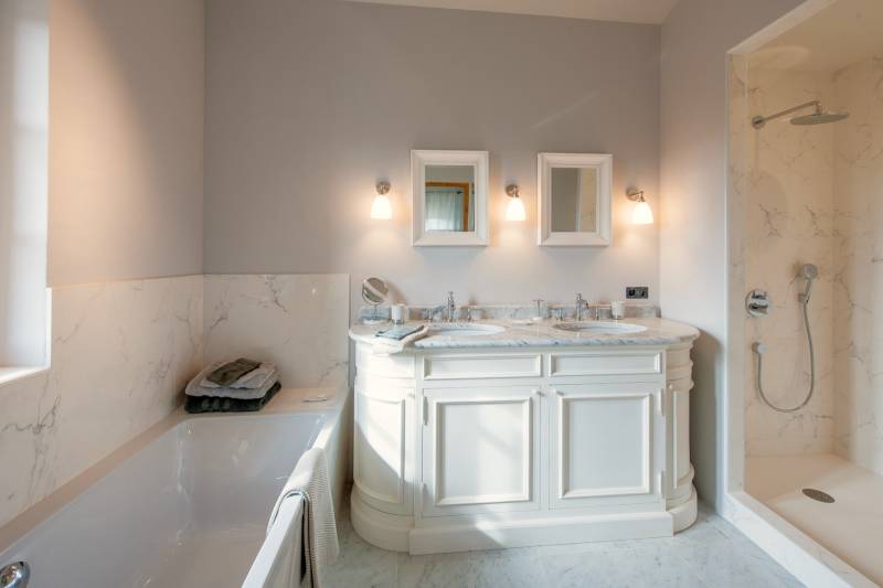 Holiday rental in Gordes, beautiful stone house with infinity pool and views over the Luberon valley and the mill.