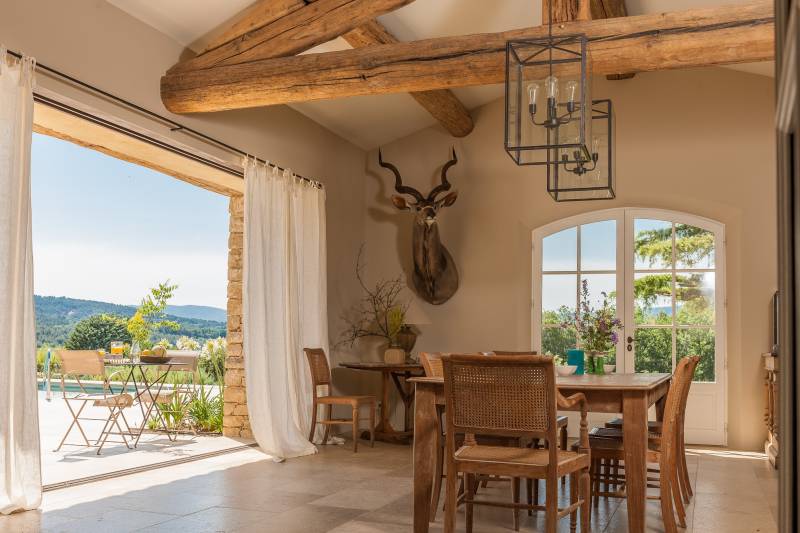 Holiday rental in Gordes, beautiful stone house with infinity pool and views over the Luberon valley and the mill.
