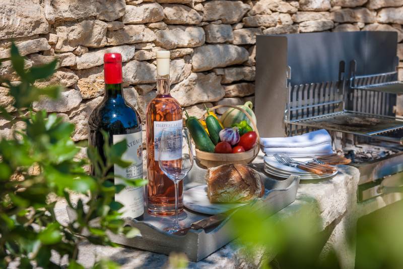 Holiday rental in Gordes, beautiful stone house with infinity pool and views over the Luberon valley and the mill.