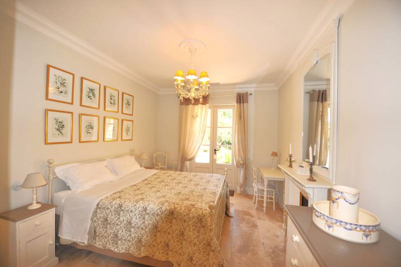 Charming architect-designed stone villa at the foot of Gordes with swimming pool, large wooded garden and high-end amenities.
