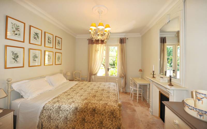 Charming architect-designed stone villa at the foot of Gordes with swimming pool, large wooded garden and high-end amenities.