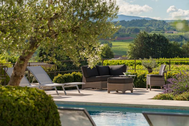 Holiday rental in Gordes, beautiful stone house with infinity pool and views over the Luberon valley and the mill.