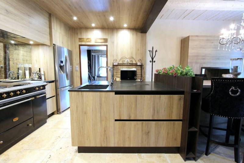 Seasonal rental in L’Isle-sur-la-Sorgue of an old stone Mas fully renovated with swimming pool, jacuzzi and sauna.