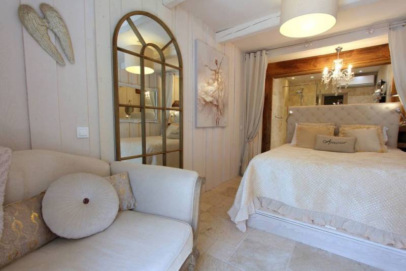 Seasonal rental in L’Isle-sur-la-Sorgue of an old stone Mas fully renovated with swimming pool, jacuzzi and sauna.