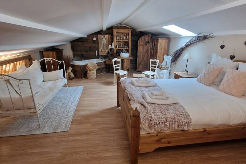 Seasonal rental in L’Isle-sur-la-Sorgue of an old stone Mas fully renovated with swimming pool, jacuzzi and sauna.