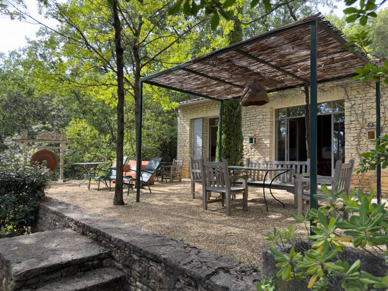 Rent the Zen House in Gordes for your holidays, a charming mazet nestled in the heart of lush nature.