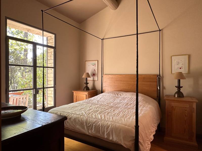 Rent the Zen House in Gordes for your holidays, a charming mazet nestled in the heart of lush nature.