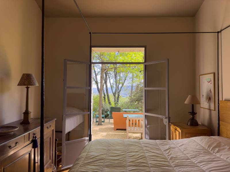Rent the Zen House in Gordes for your holidays, a charming mazet nestled in the heart of lush nature.