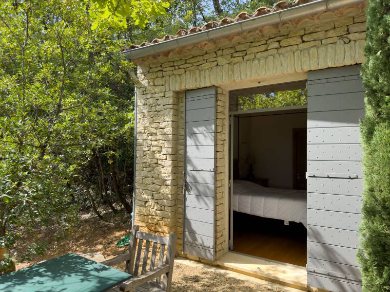 Rent the Zen House in Gordes for your holidays, a charming mazet nestled in the heart of lush nature.