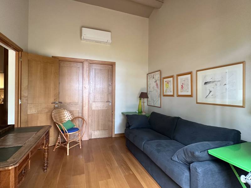 Rent the Zen House in Gordes for your holidays, a charming mazet nestled in the heart of lush nature.
