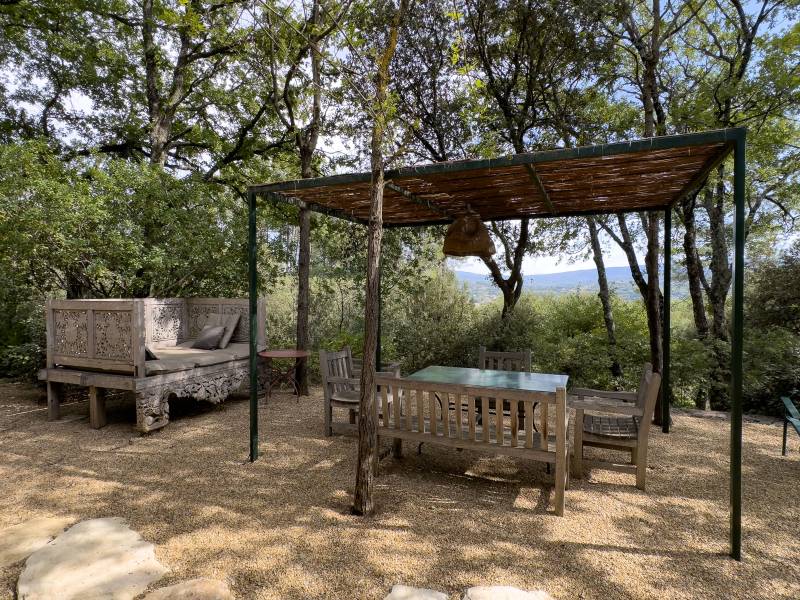 Rent the Zen House in Gordes for your holidays, a charming mazet nestled in the heart of lush nature.
