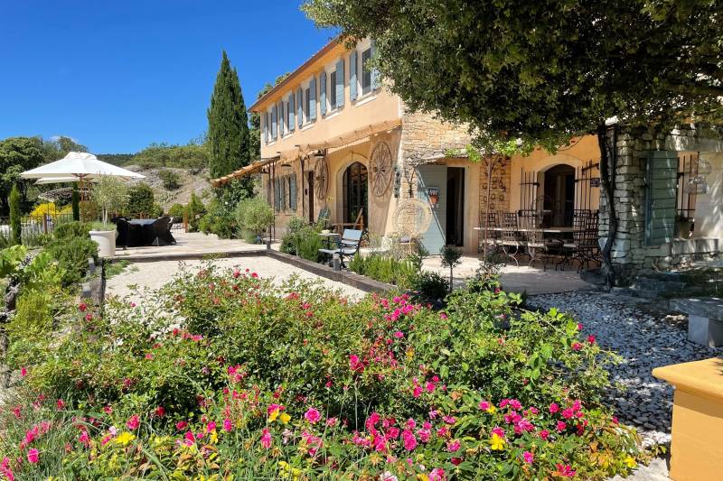 In the heart of the Luberon, large bastide set on 6 hectares with gym, heated pool and panoramic views.