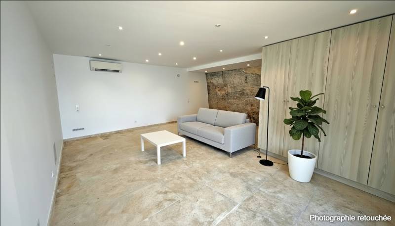 In the village of Gordes, character house for sale with exceptional views, suitable for residential and/or commercial use.