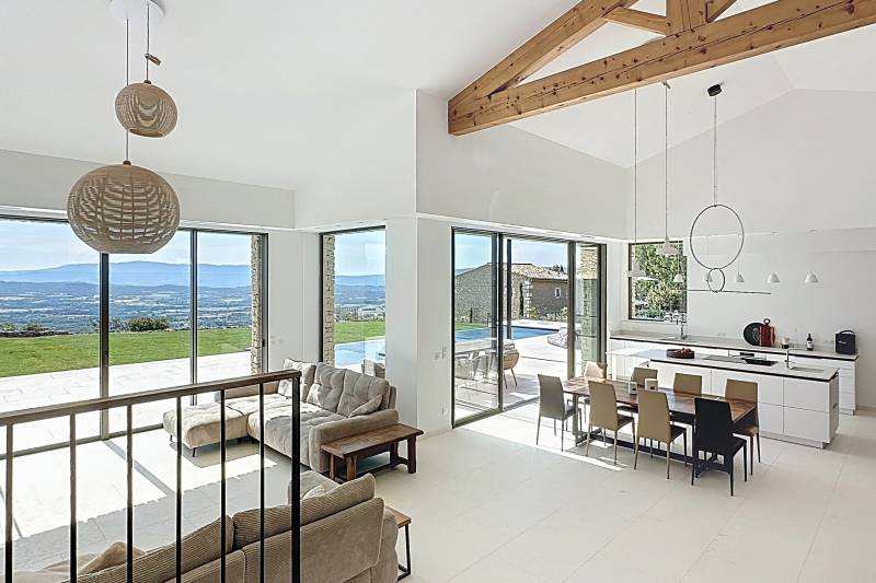 A few minutes’ walk from the heart of Gordes, contemporary house for rent with breathtaking views over the Luberon valley.
