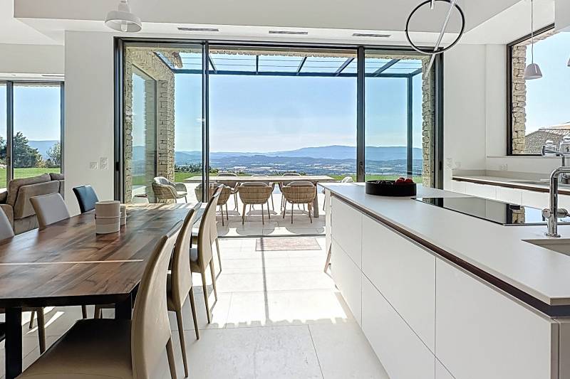 A few minutes’ walk from the heart of Gordes, contemporary house for rent with breathtaking views over the Luberon valley.