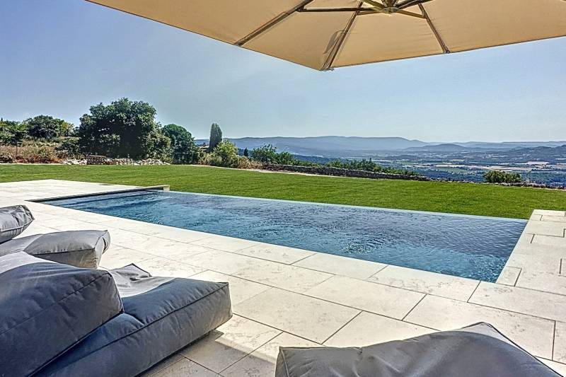 A few minutes’ walk from the heart of Gordes, contemporary house for rent with breathtaking views over the Luberon valley.