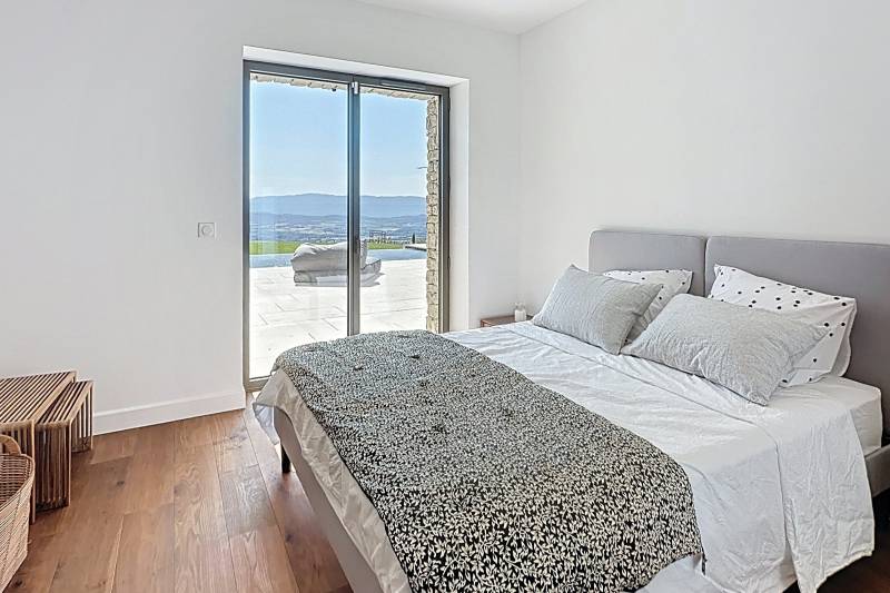 A few minutes’ walk from the heart of Gordes, contemporary house for rent with breathtaking views over the Luberon valley.