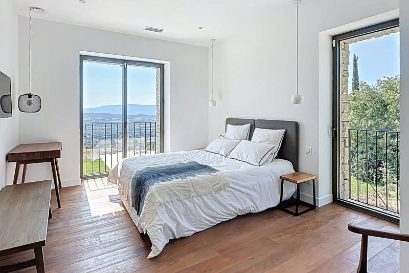 A few minutes’ walk from the heart of Gordes, contemporary house for rent with breathtaking views over the Luberon valley.