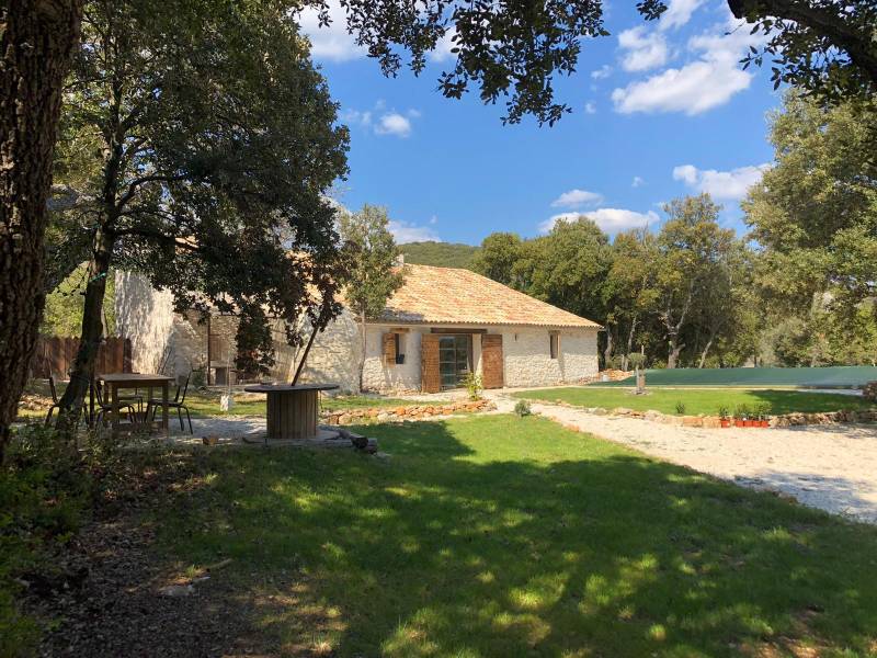 For rent: restored former sheepfold on the heights of the Monts de Vaucluse with swimming pool and stone cabanon, surrounded by nature.