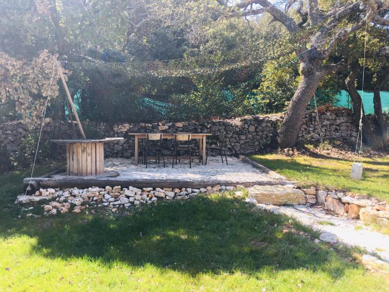 For rent: restored former sheepfold on the heights of the Monts de Vaucluse with swimming pool and stone cabanon, surrounded by nature.