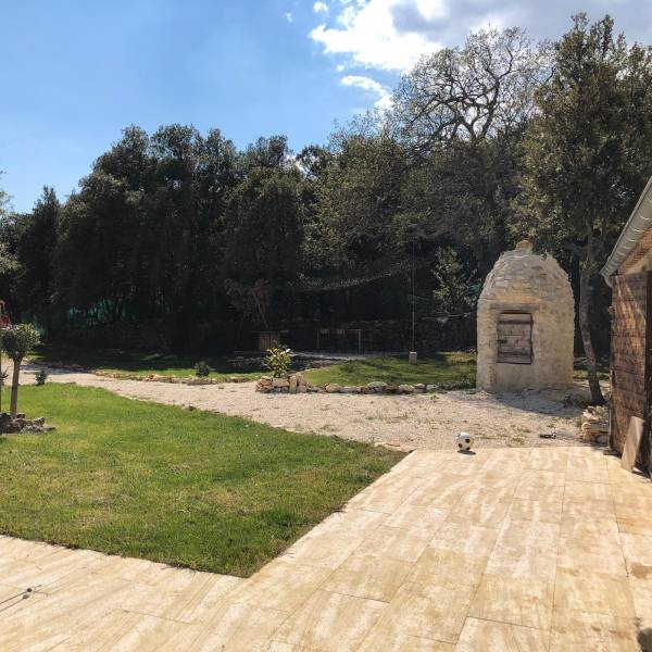 For rent: restored former sheepfold on the heights of the Monts de Vaucluse with swimming pool and stone cabanon, surrounded by nature.