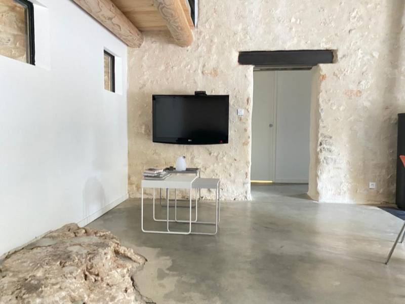 For rent: restored former sheepfold on the heights of the Monts de Vaucluse with swimming pool and stone cabanon, surrounded by nature.