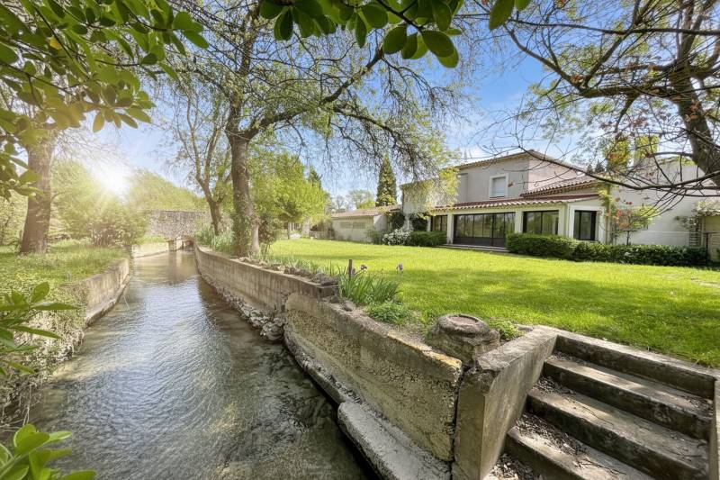 L'Isle sur la Sorgue - 188 m² house with fisherman's hut on the banks of the Sorgues, 3,900 m² wooded garden.
