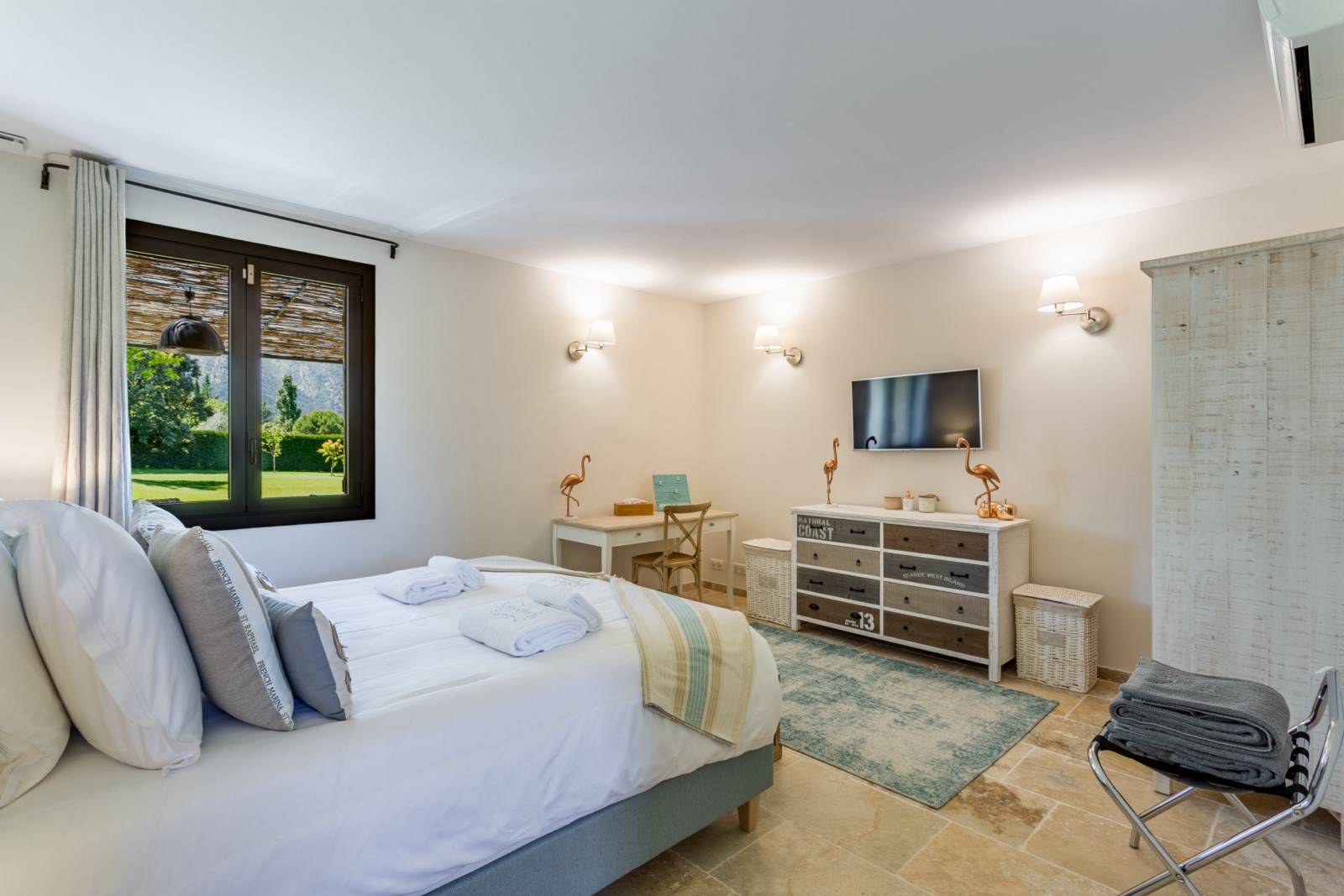 Ménerbes, for rent,  beautiful renovated house in a contemporary style with views over the Luberon