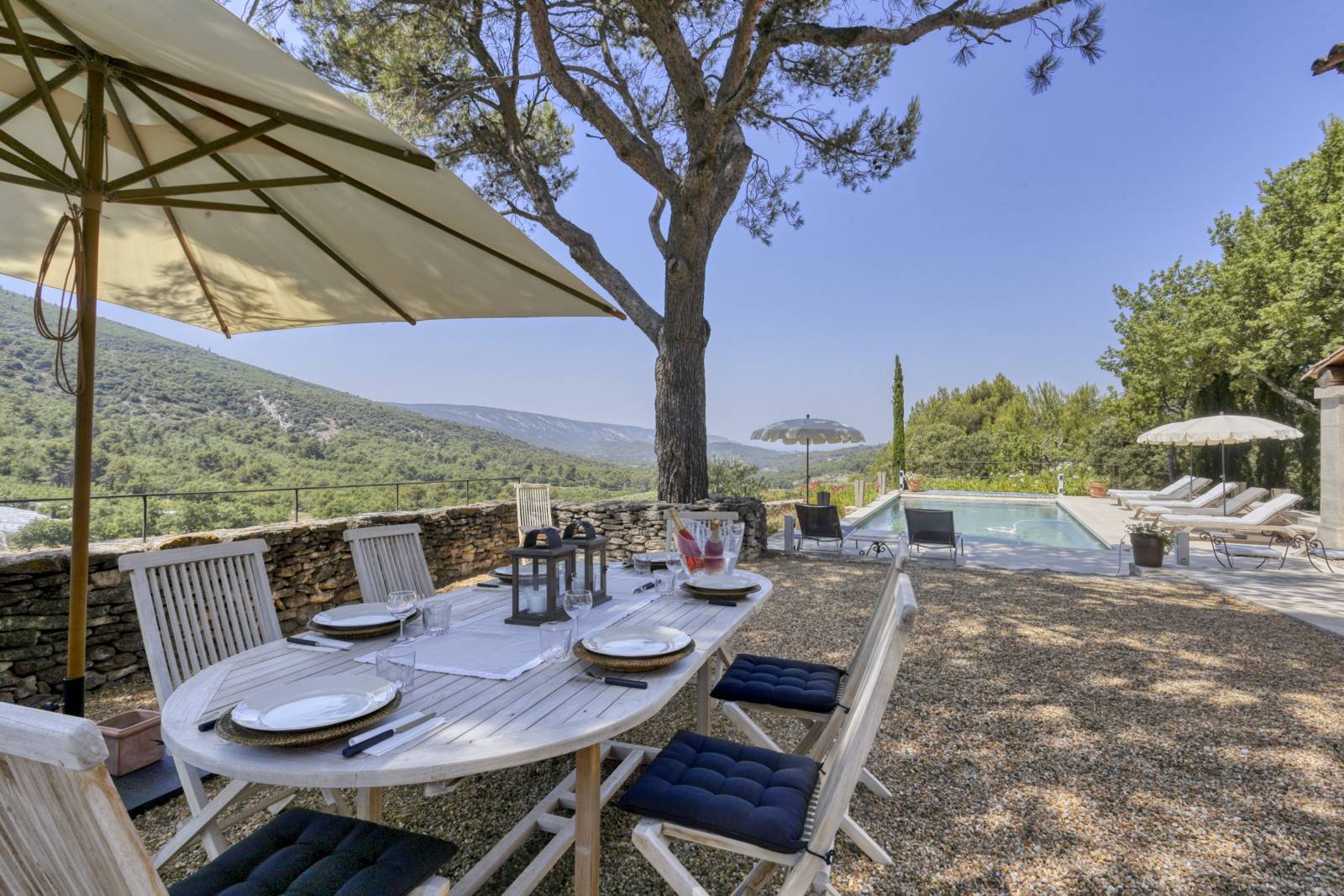 Between Bonnieux and Ménerbes in the heart of the Luberon, in a dominant position, superb property with swimming pool and exceptional view