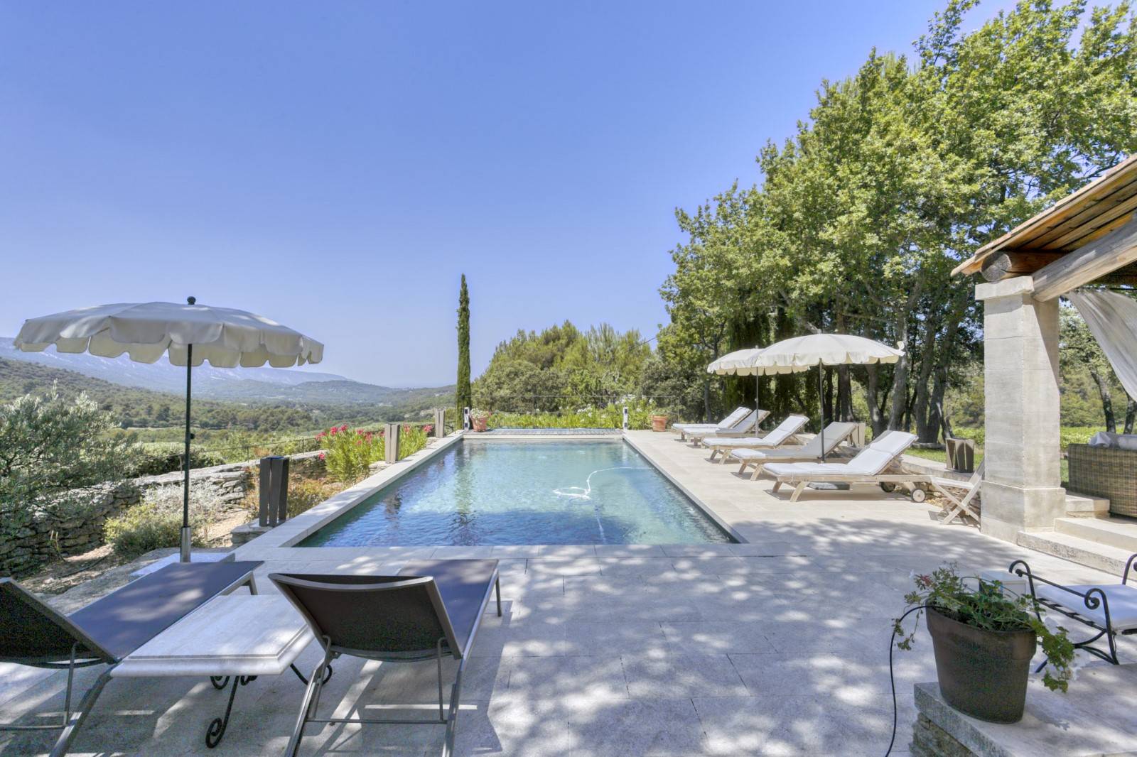 Piscine avec vue panoramique dans propriété à la location