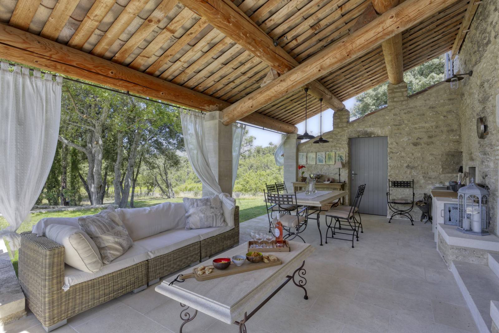 Between Bonnieux and Ménerbes in the heart of the Luberon, in a dominant position, superb property with swimming pool and exceptional view