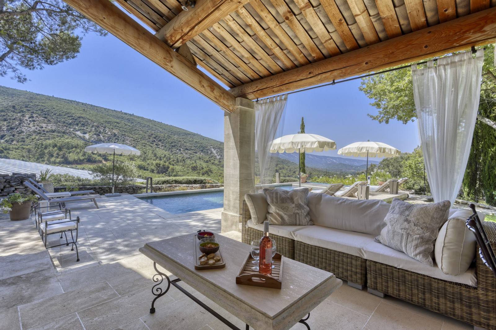 Between Bonnieux and Ménerbes in the heart of the Luberon, in a dominant position, superb property with swimming pool and exceptional view