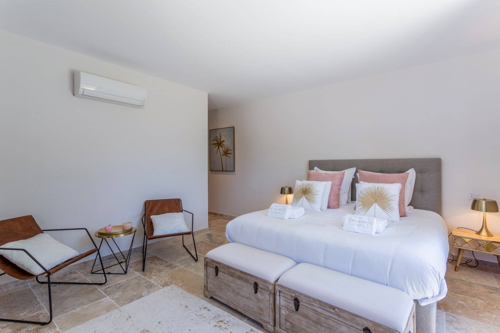 Ménerbes, for rent,  beautiful renovated house in a contemporary style with views over the Luberon