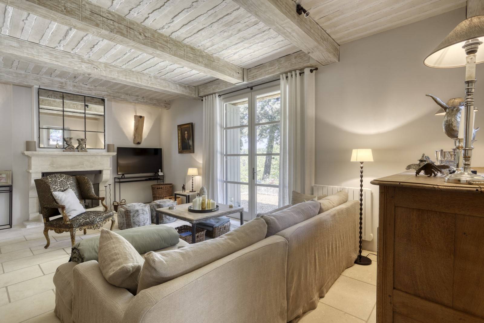 Between Bonnieux and Ménerbes in the heart of the Luberon, in a dominant position, superb property with swimming pool and exceptional view