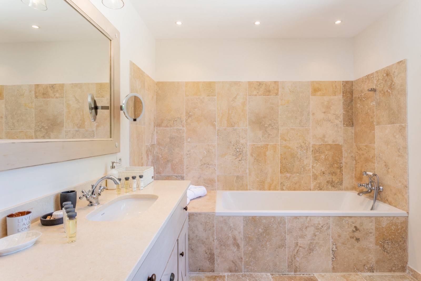 Ménerbes, for rent,  beautiful renovated house in a contemporary style with views over the Luberon