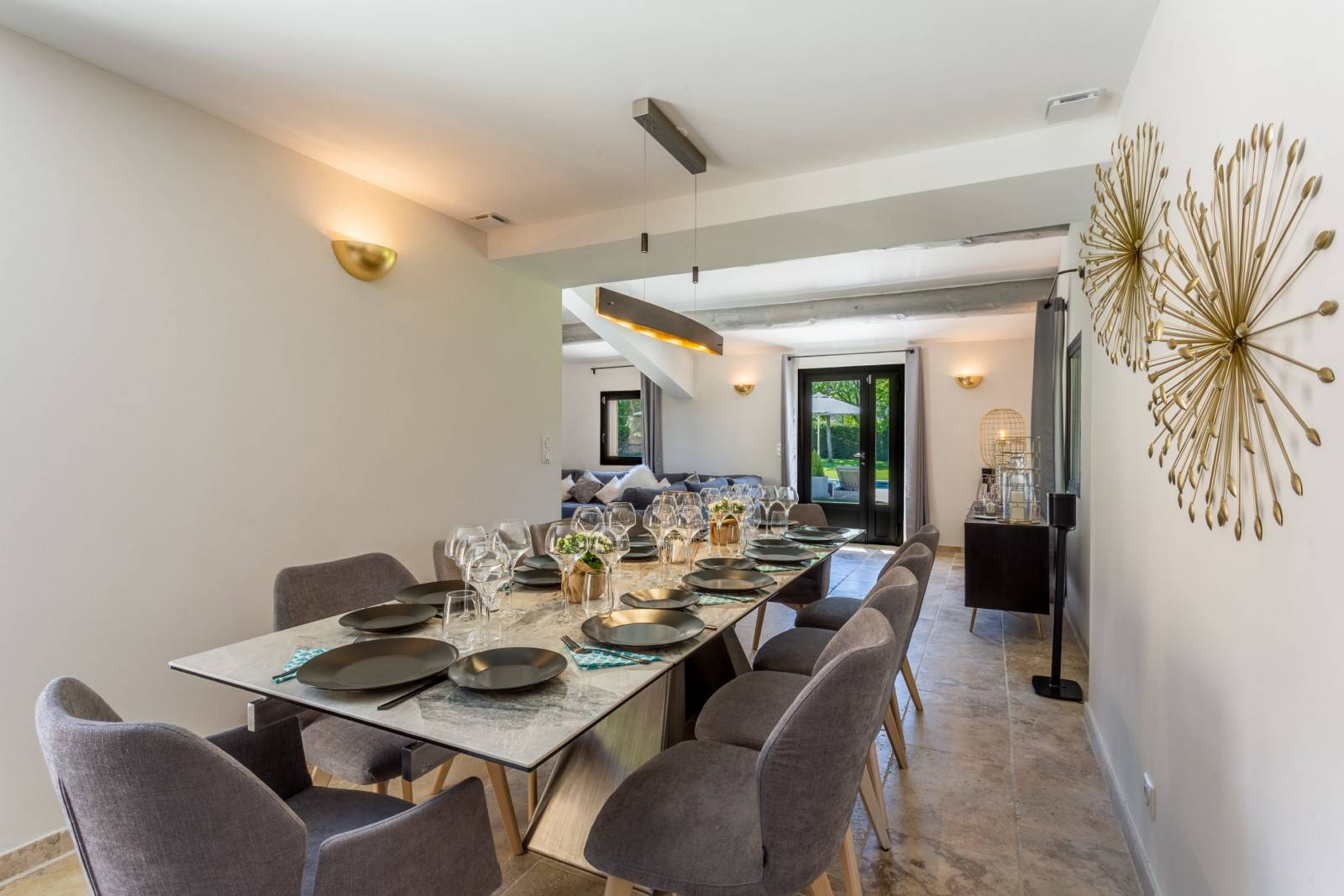Ménerbes, for rent,  beautiful renovated house in a contemporary style with views over the Luberon