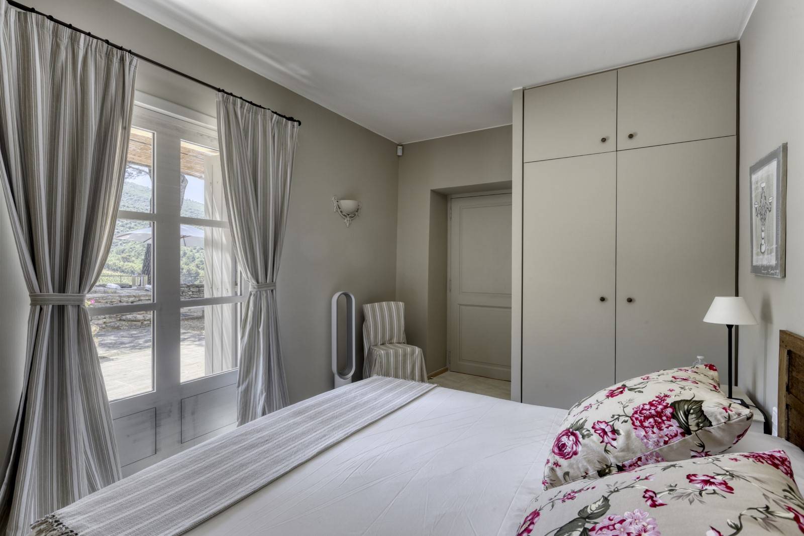 Between Bonnieux and Ménerbes in the heart of the Luberon, in a dominant position, superb property with swimming pool and exceptional view