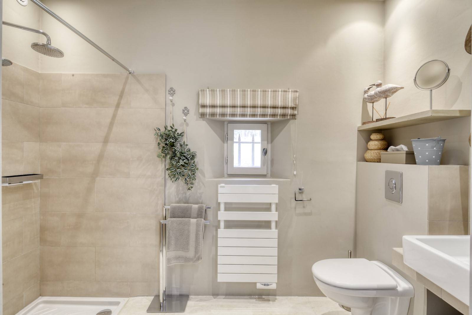 Between Bonnieux and Ménerbes in the heart of the Luberon, in a dominant position, superb property with swimming pool and exceptional view