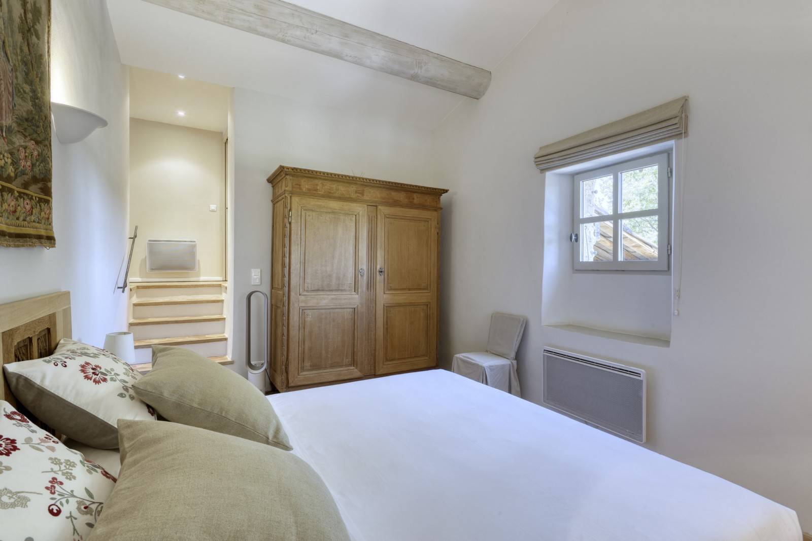Between Bonnieux and Ménerbes in the heart of the Luberon, in a dominant position, superb property with swimming pool and exceptional view
