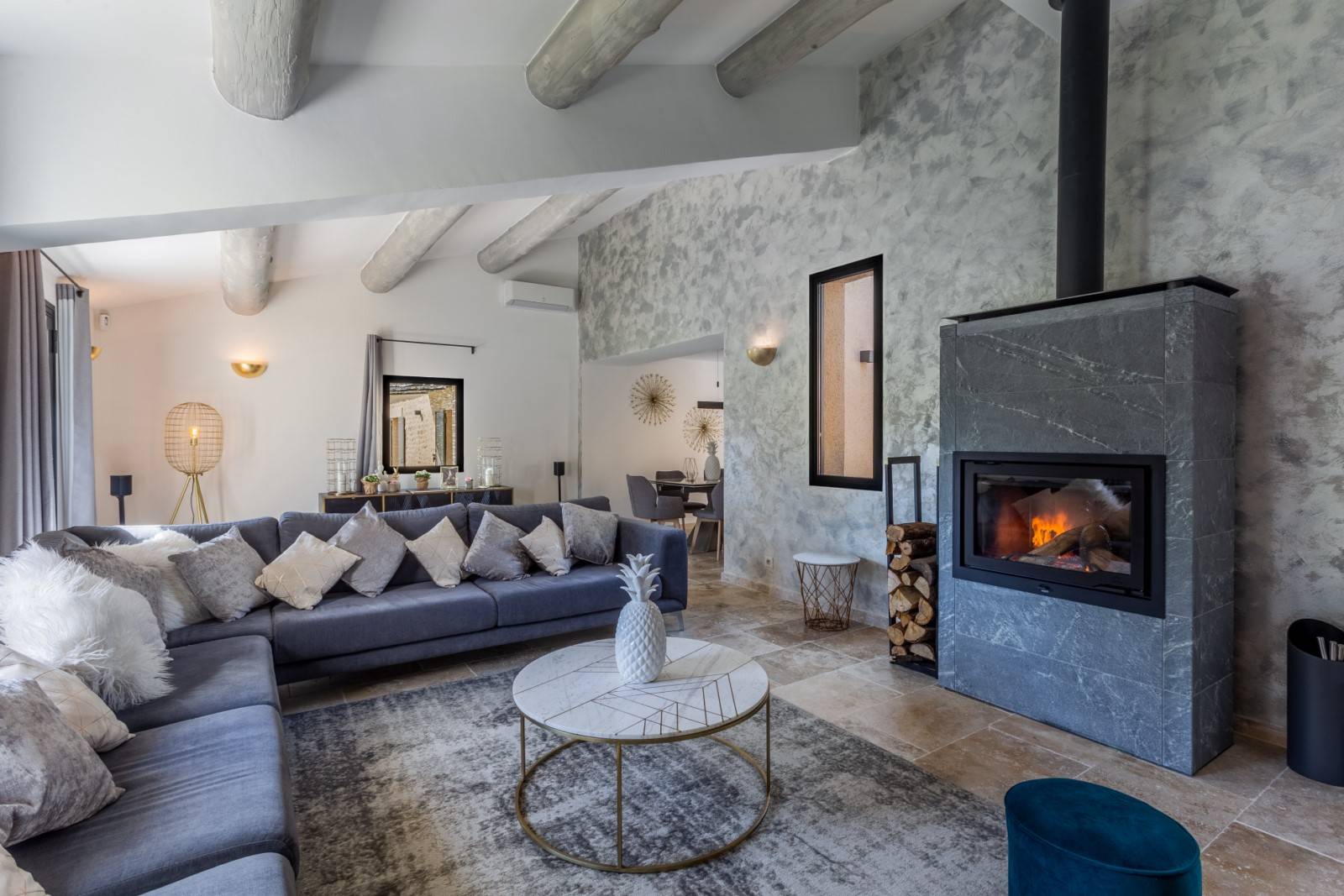 Ménerbes, for rent,  beautiful renovated house in a contemporary style with views over the Luberon