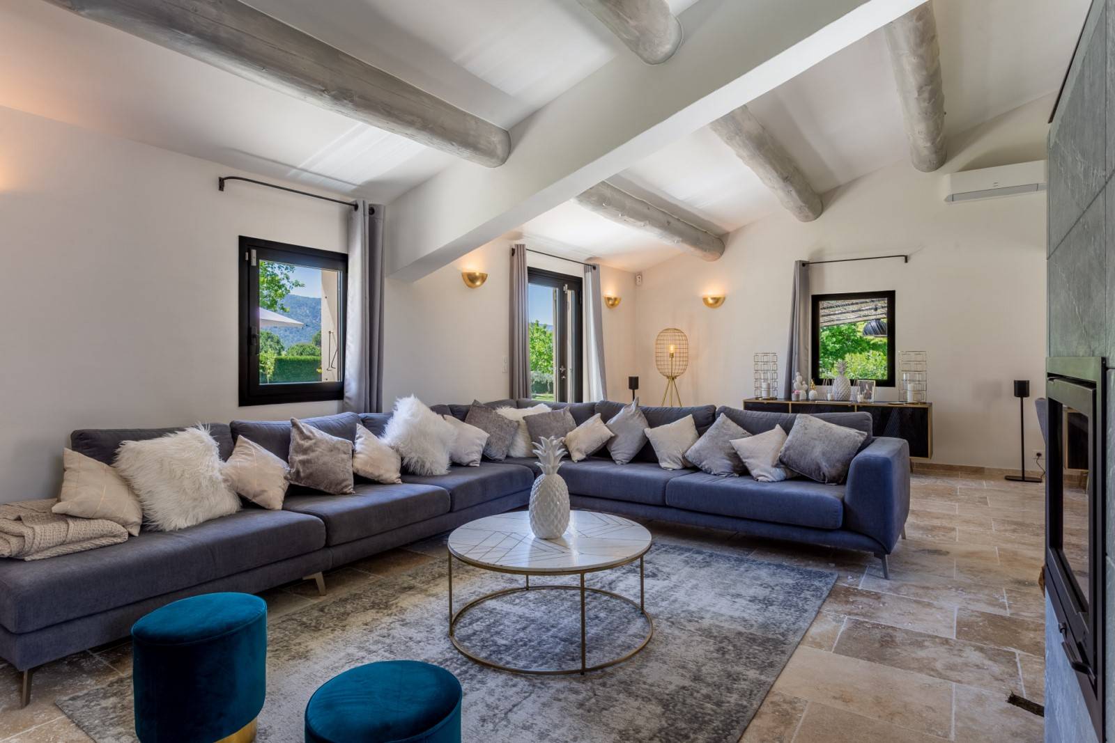 Ménerbes, for rent,  beautiful renovated house in a contemporary style with views over the Luberon