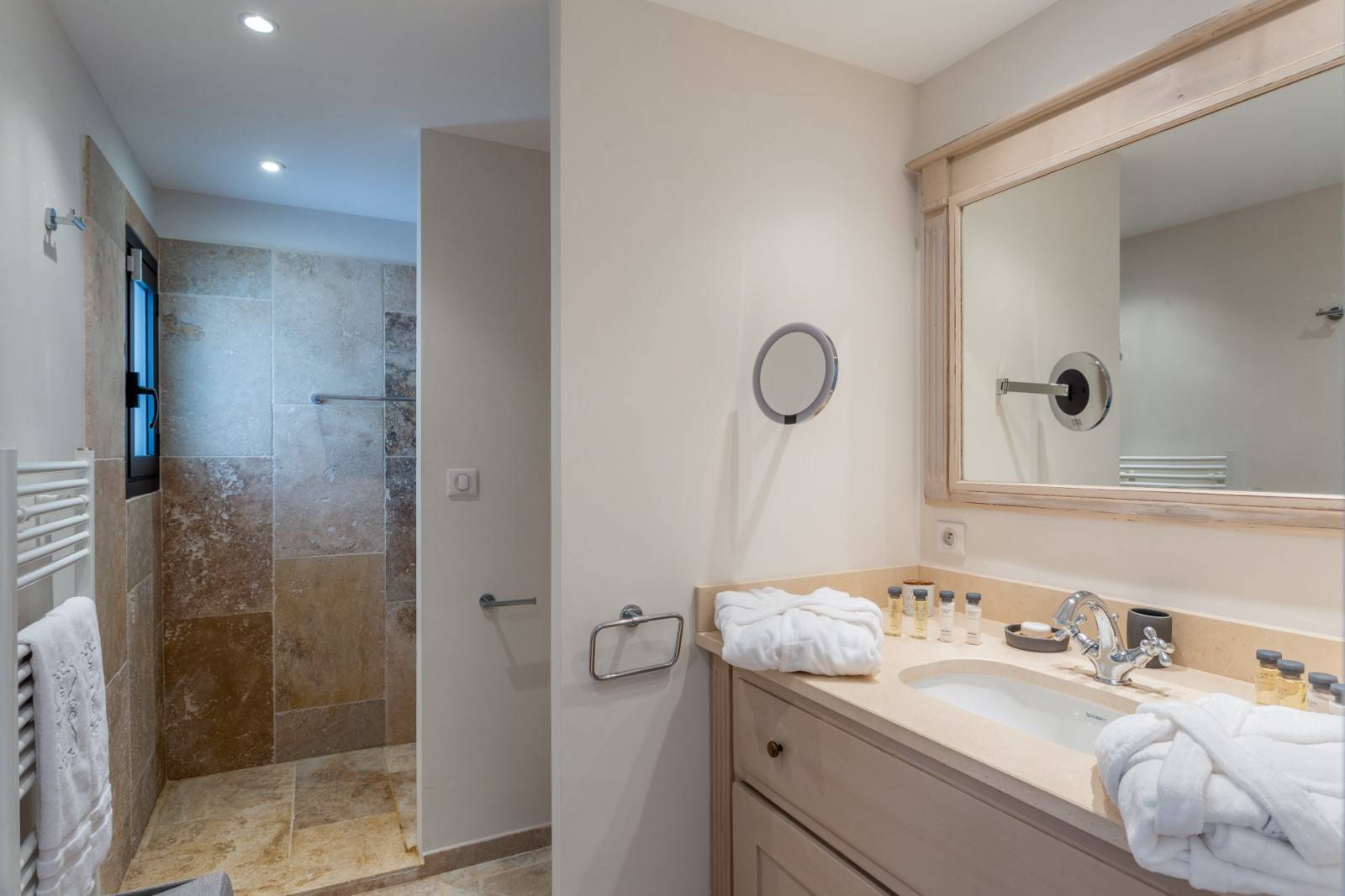 Ménerbes, for rent,  beautiful renovated house in a contemporary style with views over the Luberon